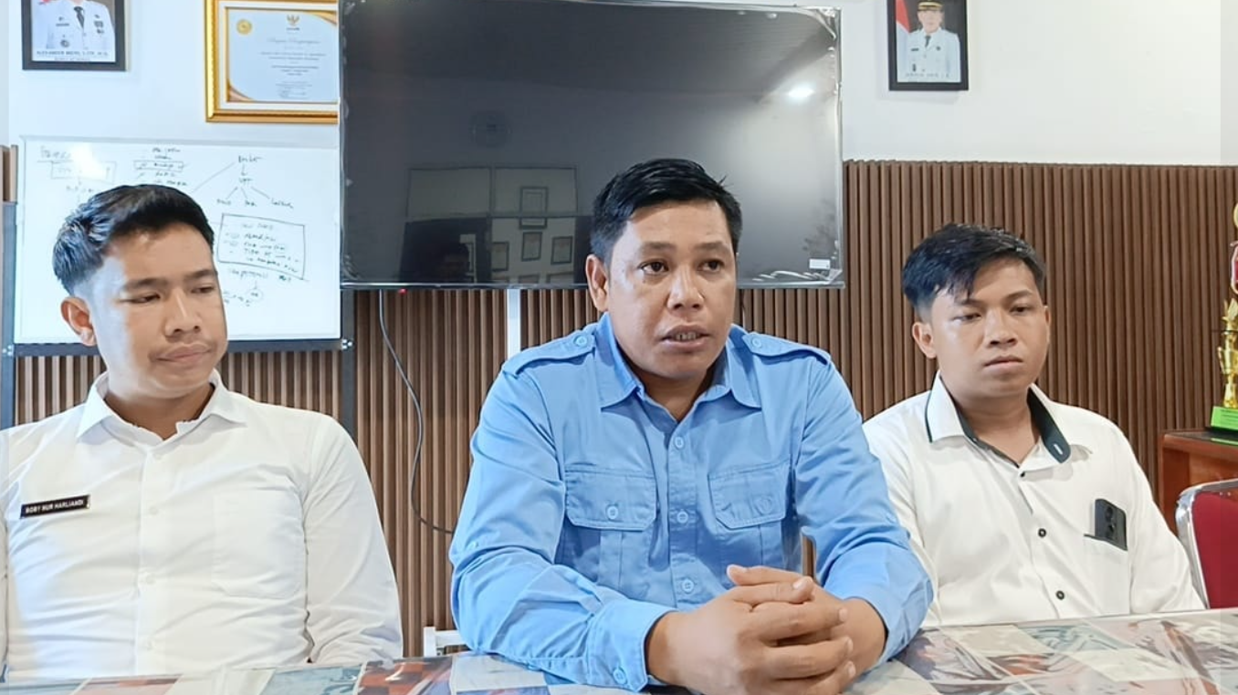 Koordinator Wilayah MBG Kalbar, Agus Kurniawi (tengah), memberikan keterangan pers terkait kelanjutan Program Makan Bergizi Gratis selama libur sekolah, Sabtu (20/12/2025). (Dok. Ist)