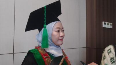 "Akfar Yarsi Pontianak wisuda lulusan D3 Farmasi dengan bekal 70% kurikulum praktik. Direktur dorong alumni pulang kampung untuk jawab kekurangan tenaga farmasi di daerah Kalbar."