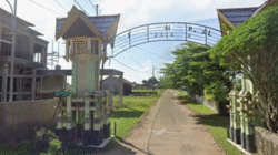 Gerbang masuk jalan lingkungan kawasan Pantai Pecal, Desa Kinjil Pesisir, yang ditutup akibat kerusakan parah infrastruktur jalan dan jembatan. (Dok. Ist)