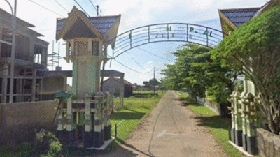 Gerbang masuk jalan lingkungan kawasan Pantai Pecal, Desa Kinjil Pesisir, yang ditutup akibat kerusakan parah infrastruktur jalan dan jembatan. (Dok. Ist)