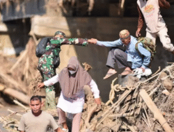 Jembatan Putus Dihantam Banjir, Prajurit Kodim Bireuen Bertaruh Nyawa Seberangkan Warga Pakai Tali