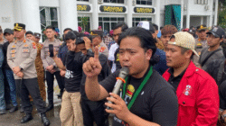 Koordinator aksi Muslim berorasi di depan massa Aliansi Mahasiswa Pemuda Masyarakat Bersatu menuntut pembatalan pembangunan rumah dinas Bupati Mempawah. (Dok. Ist)