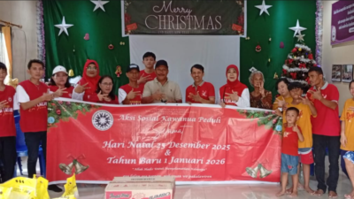 Pengurus DPD Kerukunan Keluarga Kawanua (KKK) Kubu Raya bersama anak-anak panti asuhan dan lansia berfoto bersama usai penyerahan bantuan dalam aksi sosial Kawanua Peduli, Sabtu (20/12/2025). (Dok. HO/Faktakalbar.id)