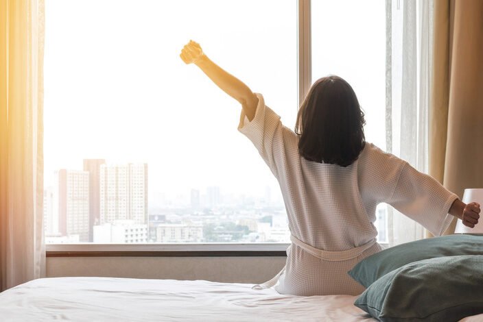 "Susah lepas dari kasur? Ternyata ada kaitan erat antara jam tidur dan mood. Simak 5 alasan ilmiah dan psikologis mengapa bangun pagi bikin bahagia seharian."