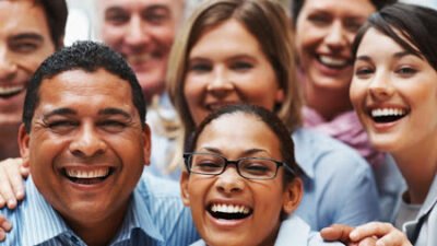 "Pernah membuat janji manis saat senang lalu menyesalinya? Riset menunjukkan kebahagiaan berlebih bisa membuat kita kurang kritis. Simak penjelasan ilmiahnya di sini."