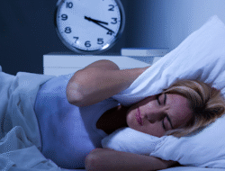 Badan Remuk tapi Mata Melek: Penjelasan Ilmiah Kenapa Kita Justru Susah Tidur Saat Terlalu Lelah