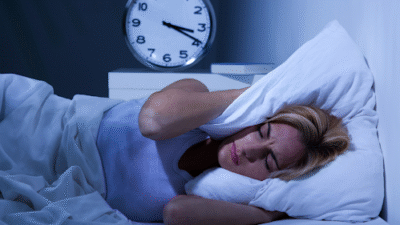 "Pernah merasa sangat capek tapi malah insomnia? Itu tanda tubuh mengalami 'overtiredness'. Simak penjelasan ilmiah soal peran hormon kortisol di sini."
