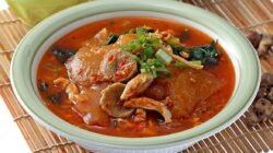 "Lagi emosi jiwa? Jangan marah-marah, coba makan pedas! Simak 4 alasan ilmiah kenapa cabai bisa memicu hormon bahagia dan bikin perasaan jadi lega seketika. "