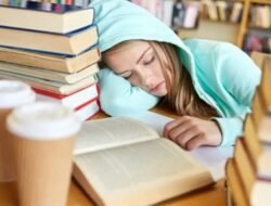 Pelukan Tanpa Suara: 4 Alasan Psikologis Mengapa Membaca Buku Ampuh Redakan Kesedihan