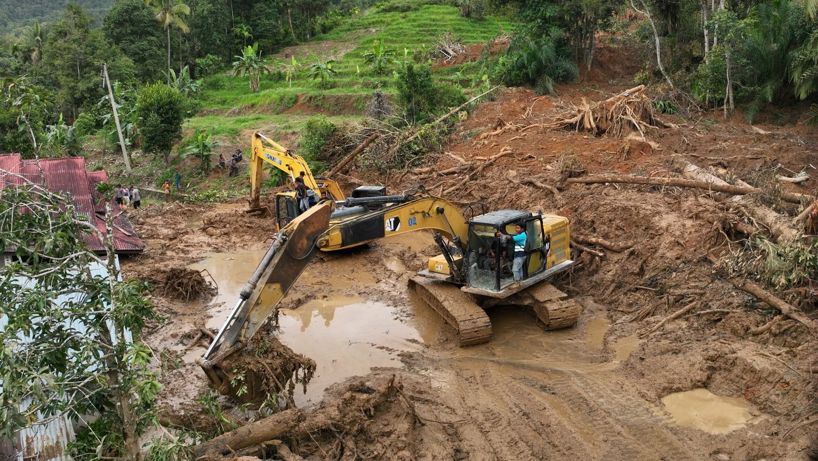 Alat berat dikerahkan untuk membersihkan material longsor yang menutup badan jalan guna mempercepat distribusi bantuan ke wilayah terdampak bencana di Sumatra Barat, Rabu (3/12/2025).