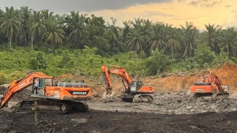 Petugas gabungan Gakkumhut dan TNI saat mengamankan alat berat ekskavator yang digunakan untuk aktivitas tambang ilegal di kawasan Cagar Alam Teluk Adang, Kabupaten Paser, Senin (8/12/2025).