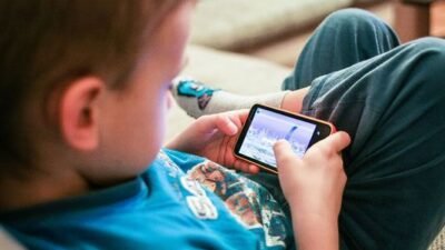 Anak yang terlalu fokus pada layar ponsel rentan melupakan aktivitas fisik dan interaksi sosial di sekitarnya. (Dok. Ist)