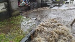 "BPBD Bali minta warga siapkan tas siaga untuk evakuasi dampak Siklon 93S. Kepala BPBD akui drainase tersumbat sampah dan kabel jadi masalah infrastruktur."