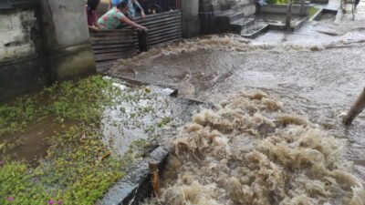 "BPBD Bali minta warga siapkan tas siaga untuk evakuasi dampak Siklon 93S. Kepala BPBD akui drainase tersumbat sampah dan kabel jadi masalah infrastruktur."