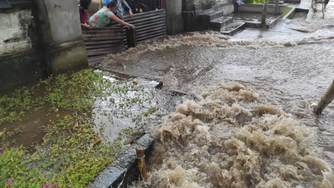 "BPBD Bali minta warga siapkan tas siaga untuk evakuasi dampak Siklon 93S. Kepala BPBD akui drainase tersumbat sampah dan kabel jadi masalah infrastruktur."