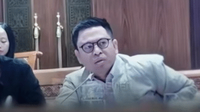 Anggota Komisi I DPR RI, Endipat Wijaya, saat menyampaikan pandangannya mengenai strategi komunikasi publik terkait penanganan bencana dalam rapat kerja bersama Kementerian Komdigi di Jakarta, Senin (8/12).