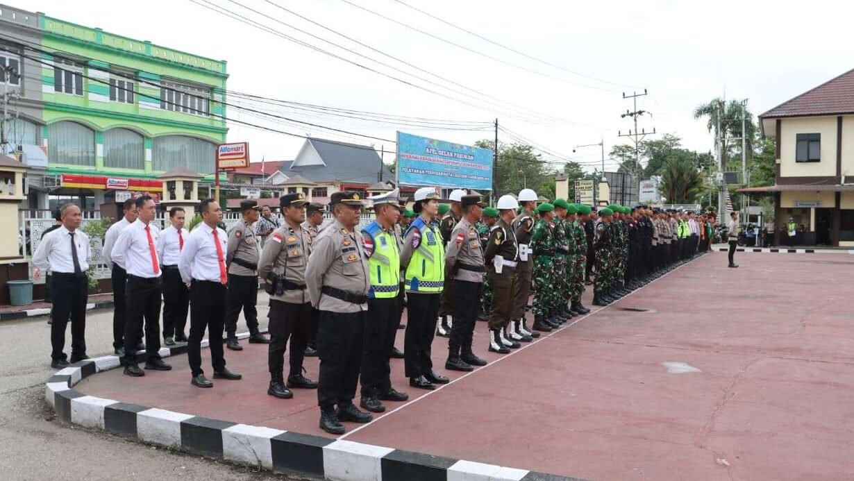 Kapolres Sanggau AKBP Sudarsono saat memimpin Apel Gelar Pasukan Operasi Lilin Kapuas 2025 di halaman Mapolres Sanggau, Jumat (19/12/2025).