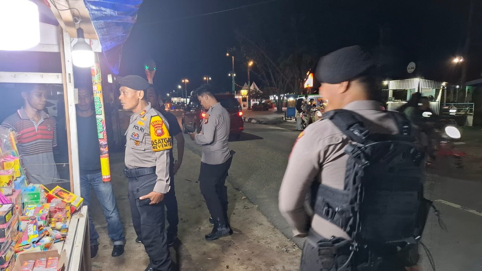Polres Kayong Utara perketat larangan penggunaan petasan jelang Tahun Baru 2026. Satgas gelar patroli di Sukadana dan Pantai Pulau Datok demi keamanan warga.