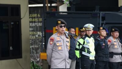 Direktur Samapta Polda Kalbar selaku Kaopsda, Kombes Pol Arief Budiman, saat memimpin Apel Perdana Ops Lilin Kapuas 2025 di Pontianak, Minggu (21/12).