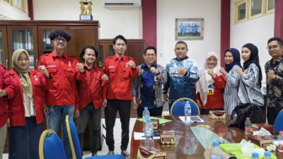 Pengurus DPC GMNI Kota Pontianak berfoto bersama Kepala Dinas PUPR Kota Pontianak, Firayanta (tengah, batik biru), usai audiensi terkait penanganan banjir, Selasa (23/12/2025). (Dok HO/Faktakalbar.id)