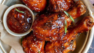 Ayam bakar spesial dengan bumbu meresap. Aroma bakaran yang khas menjadikannya menu favorit keluarga saat merayakan malam pergantian tahun. (Dok. ist)