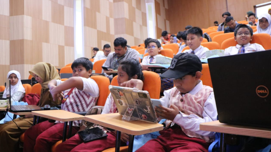 Wakil Wali Kota Pontianak Bahasan menerima cenderamata saat peluncuran platform belajar Kodingmu di Gedung Konferensi Universitas Tanjungpura. (Dok. HO/Faktakalbar.id)