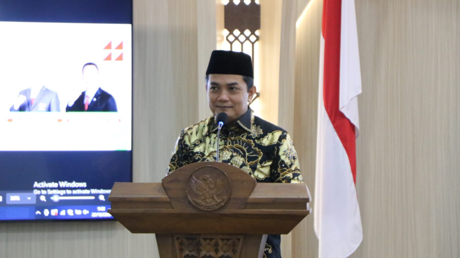 Wakil Wali Kota Pontianak, Bahasan, memberikan sambutan sekaligus membuka secara resmi Musyawarah Olahraga Kota (Musorkot) KONI Kota Pontianak di Aula SSA, Sabtu (20/12/2025). (Dok. HO/Faktakalbar.id)