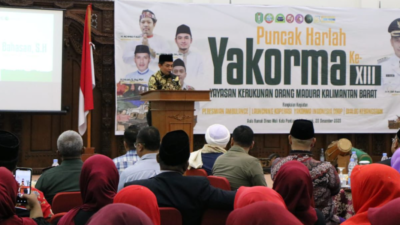 Wakil Wali Kota Pontianak, Bahasan, memberikan arahan tegas mengenai pentingnya menjunjung nilai kebenaran di atas fanatisme kelompok saat membuka Harlah YAKORMA XIII di Aula Rumah Jabatan Wali Kota, Sabtu (20/12/2025). (Dok. HO/Faktakalbar.id)