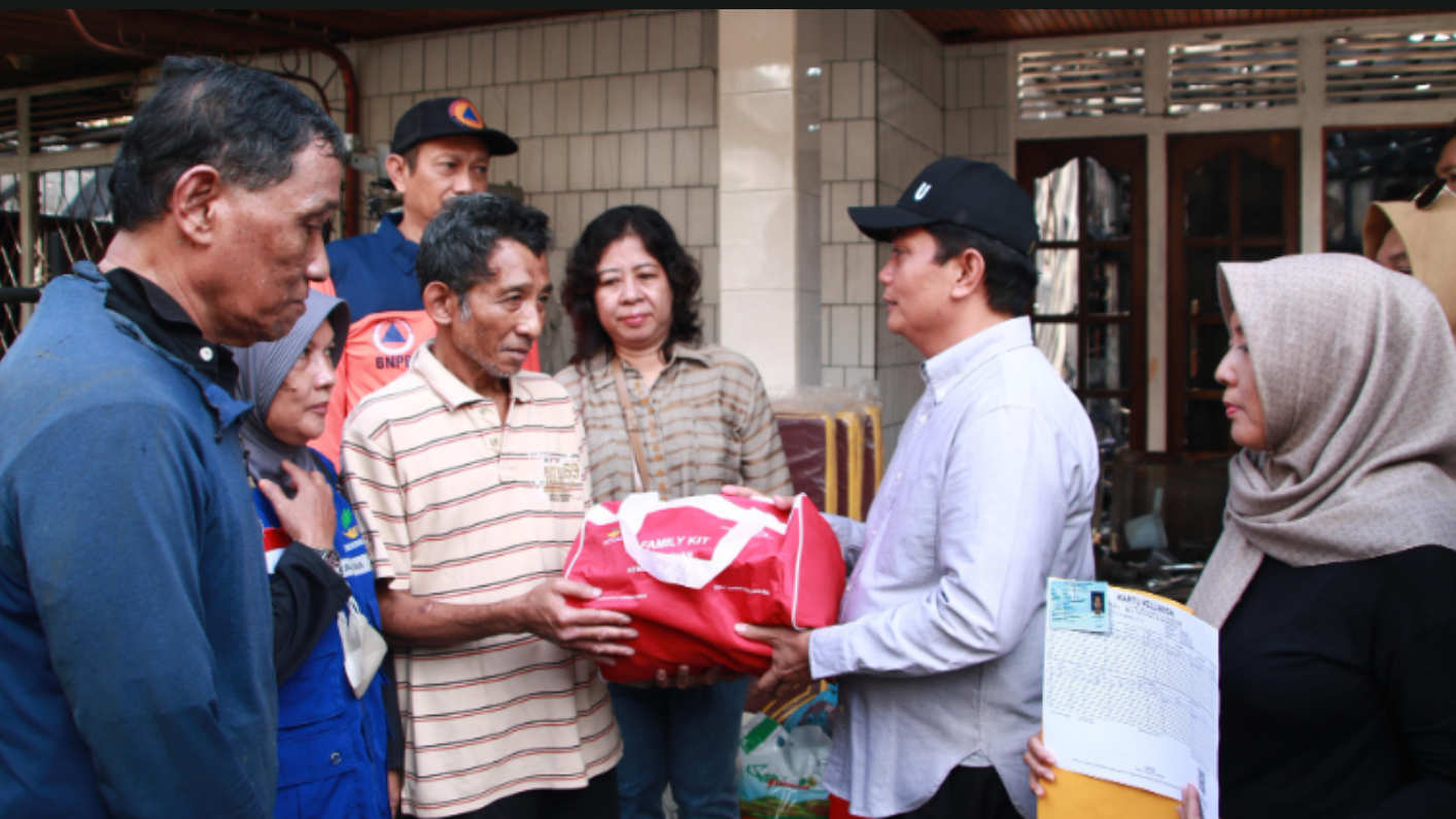 Wakil Wali Kota Pontianak, Bahasan (kanan, bertopi hitam), menyerahkan bantuan paket perlengkapan keluarga kepada korban kebakaran di Gang Sa’aman, Kelurahan Darat Sekip, Sabtu (20/12/2025). (Dok. HO/Faktakalbar.id)