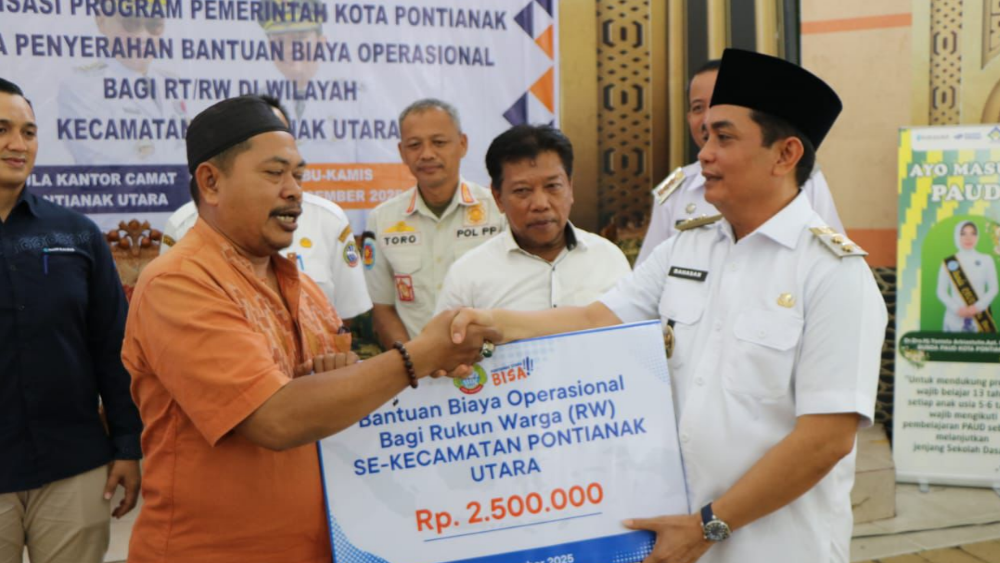 Wakil Wali Kota Pontianak Bahasan menyerahkan secara simbolis bantuan biaya operasional kepada perwakilan Ketua RT dan RW di Kecamatan Pontianak Utara. (Dok. HO/Faktakalbar.id)
