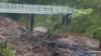 Kondisi kawasan wisata Pancuran 13 di Guci, Tegal, yang diterjang banjir bandang, Sabtu (20/12).