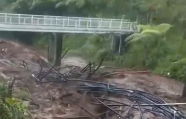 Kondisi kawasan wisata Pancuran 13 di Guci, Tegal, yang diterjang banjir bandang, Sabtu (20/12).