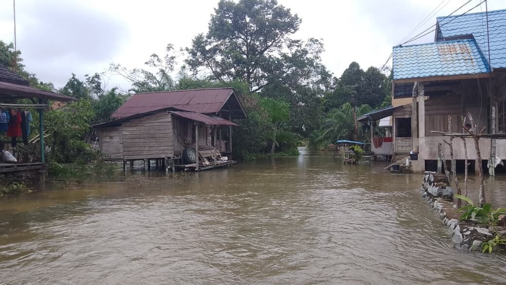 Jelang tahun baru, banjir di Desa Umin Jaya Sintang lumpuhkan akses jalan.