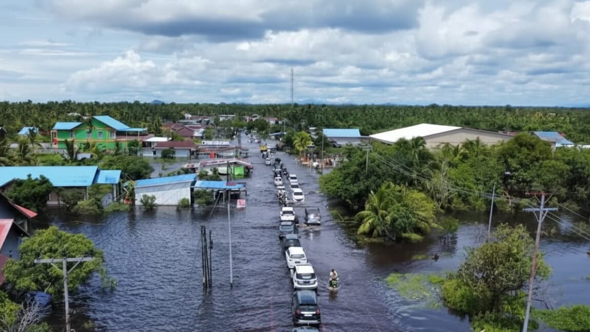 Banjir menggenangi ruas jalan di wilayah Kalbar (Dok. Ist)