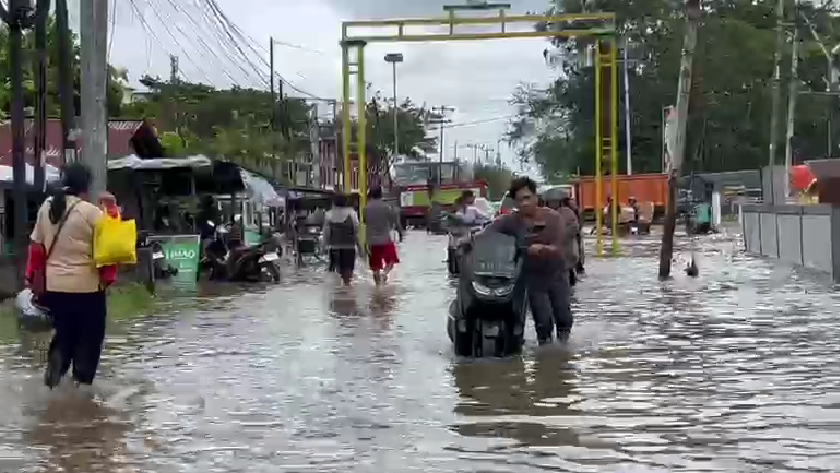 Kondisi ruas jalan yang tergenang banjir rob cukup tinggi pada Senin pagi (8/12/2025), mengakibatkan sejumlah kendaraan roda dua mogok dan aktivitas warga terhambat.