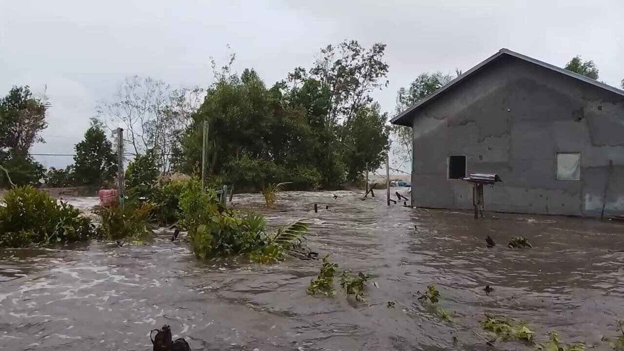 Banjir rob yang merendam permukiman warga di Desa Sungai Nibung, Kabupaten Kubu Raya, Senin (8/12/2025).