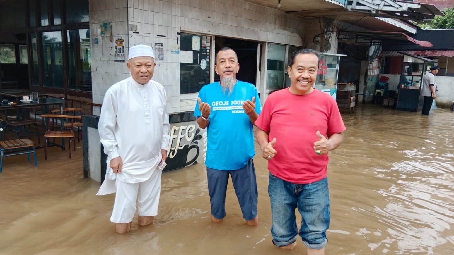 "Banjir rob terparah landa Mempawah Senin (8/12/2025). Ribuan rumah terendam, Jalan Peniti macet 1 KM, dan banyak motor mogok. BPBD minta warga waspada."