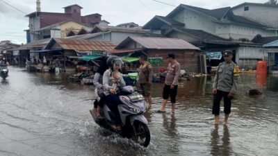 "Banjir rob merendam lima desa di Kecamatan Teluk Batang, Kayong Utara. BMKG peringatkan potensi pasang susulan akibat fase bulan purnama dan curah hujan tinggi."