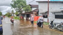 "Banjir rob merendam tiga desa di Kecamatan Simpang Hilir, Kayong Utara. Dipicu pasang laut dan cuaca ekstrem, BMKG peringatkan potensi banjir susulan. "