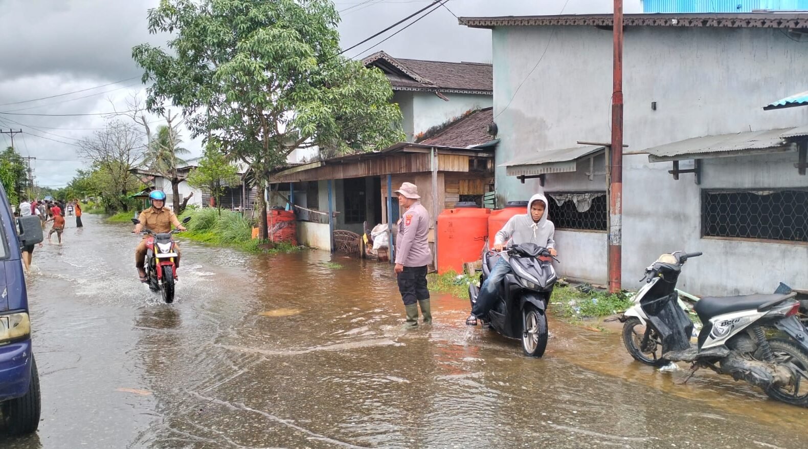 "Banjir rob merendam tiga desa di Kecamatan Simpang Hilir, Kayong Utara. Dipicu pasang laut dan cuaca ekstrem, BMKG peringatkan potensi banjir susulan. "