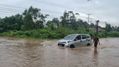 Jalan Simpang Empirit Sanggau Terendam Banjir Karena Hujan Deras