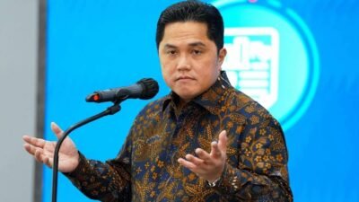 "Rencana Menpora Erick Thohir kirim alat olahraga untuk korban banjir Sumatra dikritik. Dianggap tak peka prioritas saat warga butuh sembako dan tempat tinggal."