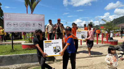 Relawan dan warga mengangkut bantuan generator set (genset) dari BNPB untuk memulihkan listrik di lokasi banjir bandang Tapanuli Tengah. (Dok. Ist)
