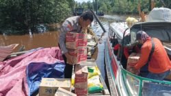 "Warga terdampak banjir rob di Desa Dusun Besar dan Dusun Kecil, Pulau Maya Karimata, menerima bantuan sembako. Distribusi logistik menggunakan speed boat selama satu jam. "