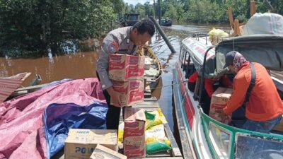 "Warga terdampak banjir rob di Desa Dusun Besar dan Dusun Kecil, Pulau Maya Karimata, menerima bantuan sembako. Distribusi logistik menggunakan speed boat selama satu jam. "