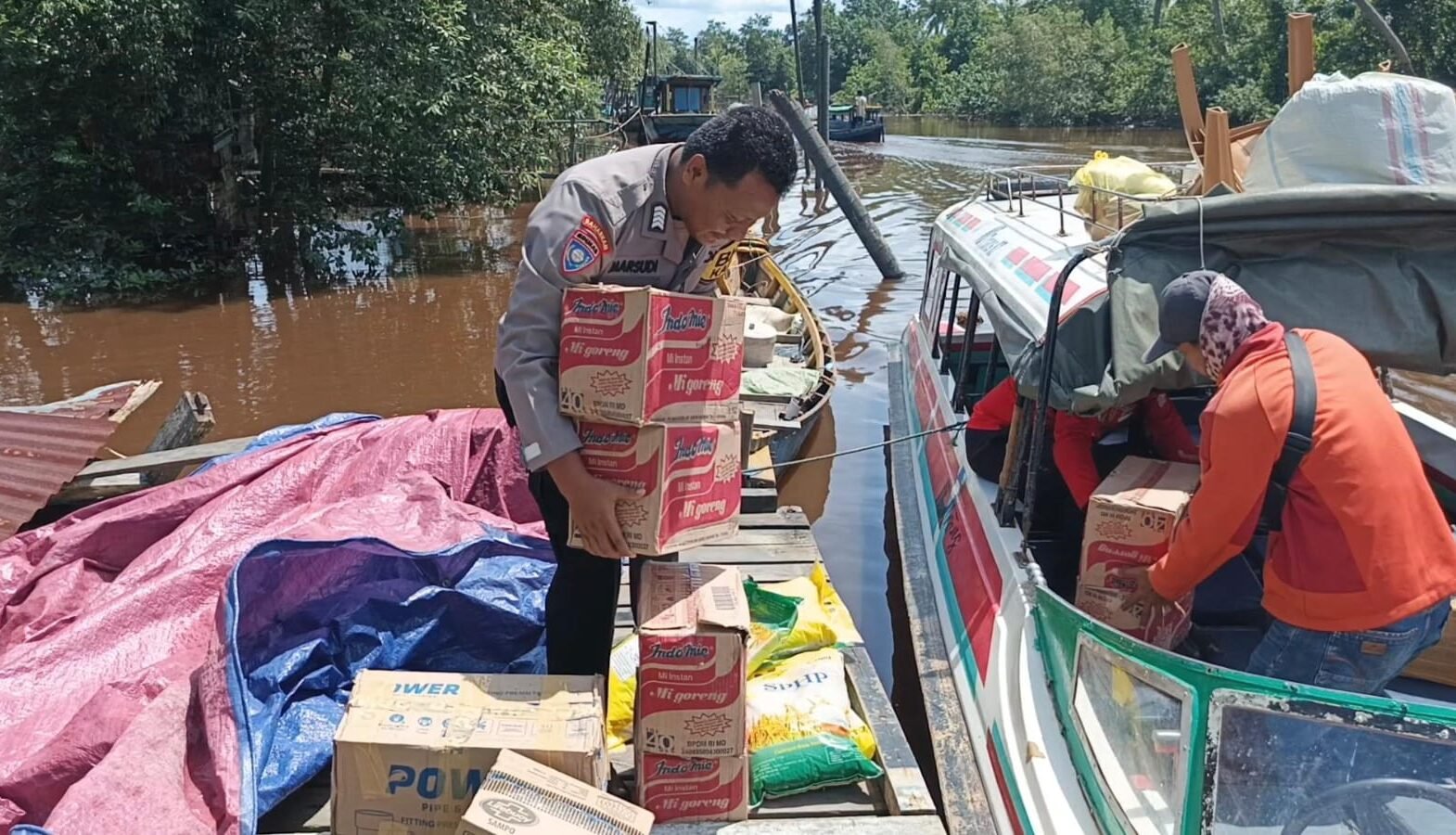 "Warga terdampak banjir rob di Desa Dusun Besar dan Dusun Kecil, Pulau Maya Karimata, menerima bantuan sembako. Distribusi logistik menggunakan speed boat selama satu jam. "