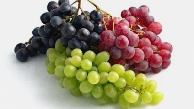 "Ternyata beda warna, beda manfaat. Simak perbedaan khasiat anggur merah, hijau, dan hitam untuk jantung, kulit, hingga kesehatan otak di sini."