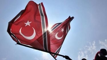 Pengibaran bendera Bulan Bintang yang identik dengan Gerakan Aceh Merdeka (GAM) di tengah aksi massa, simbol yang memicu ketegangan dengan aparat di lapangan baru-baru ini. (Dok. Ist)