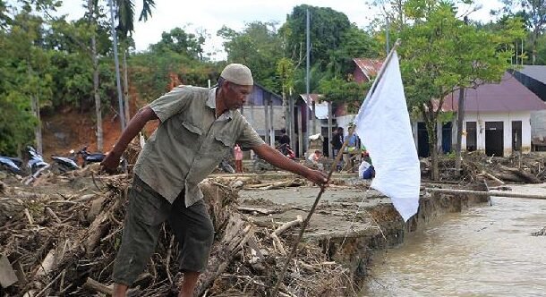 Warga Aceh mengibarkan bendera putih sebagai simbol keputusasaan akibat dampak bencana yang berkepanjangan (Dok. Ist)