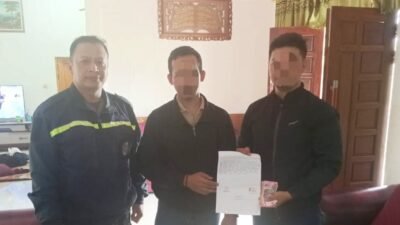 Bhabinkamtibmas Kelurahan Pall Lima, Aipda Zulham Effendi (kiri), berfoto bersama kedua belah pihak yang bersengketa usai mencapai kesepakatan damai terkait pengembalian uang sewa rumah, Selasa (22/12/2025). (Dok. HO/Faktakalbar.id)